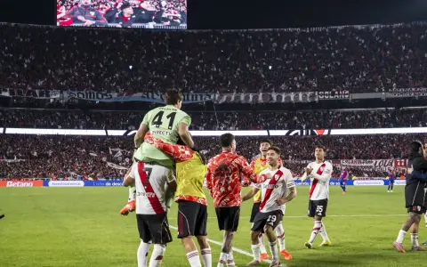 Los jugadores de River llevan en andas a Santiago Beltrán, tras la clasificación sufrida por penales ante San Lorenzo en el Monumental.