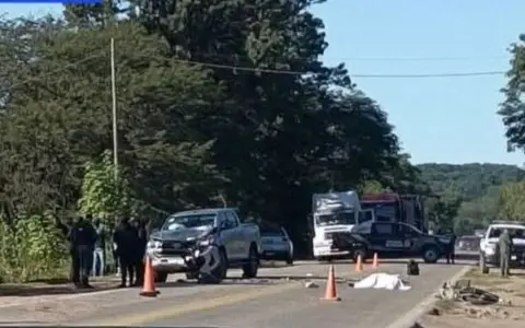 El cuerpo del policía tendido sobre la ruta tras chocar con una camioneta