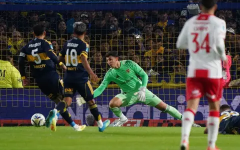 Milton Delgado, de espaldas, uno de los convocados por Lionel Scaloni en la prelista para el Mundial