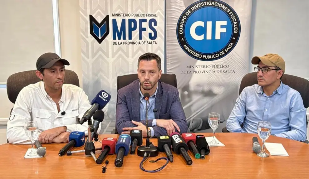 Los fiscales en conferencia tras el hallazgo del cuerpo.