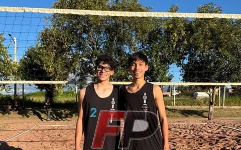 Máximo y Bruno, promesas del vóley salteño.