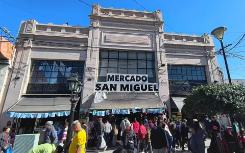 Frente del Mercado San Miguel, el edificio municipal cuya administración quedó alcanzada por una denuncia penal que busca reconstruir diez años de cob