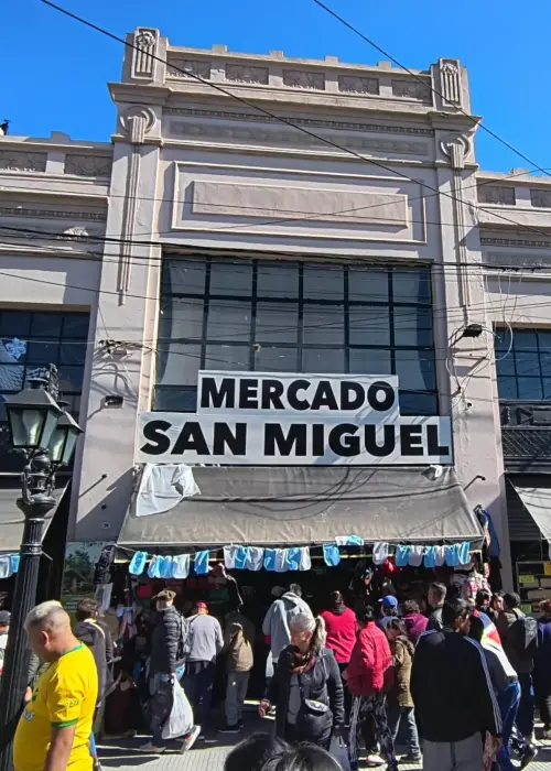 Frente del Mercado San Miguel, el edificio municipal cuya administración quedó alcanzada por una denuncia penal que busca reconstruir diez años de cob