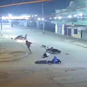 VIDEO: Violento choque entre motocicletas: cuatro personas, entre ellas dos menores, resultaron heridas