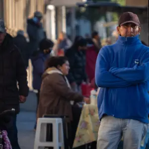 Triste tendencia: Así se consolida la retracción del salario pretendido por los argentinos