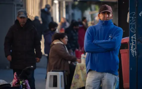Triste tendencia: Así se consolida la retracción del salario pretendido por los argentinos
