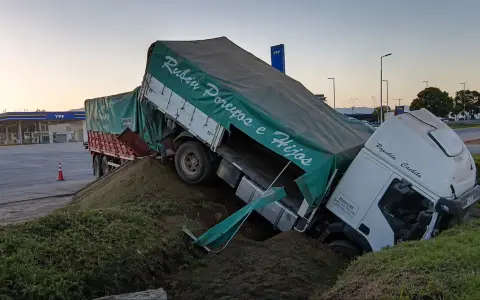 El camión incrustado, con el acoplado sobre la cinta asfáltica de la ruta 9/34