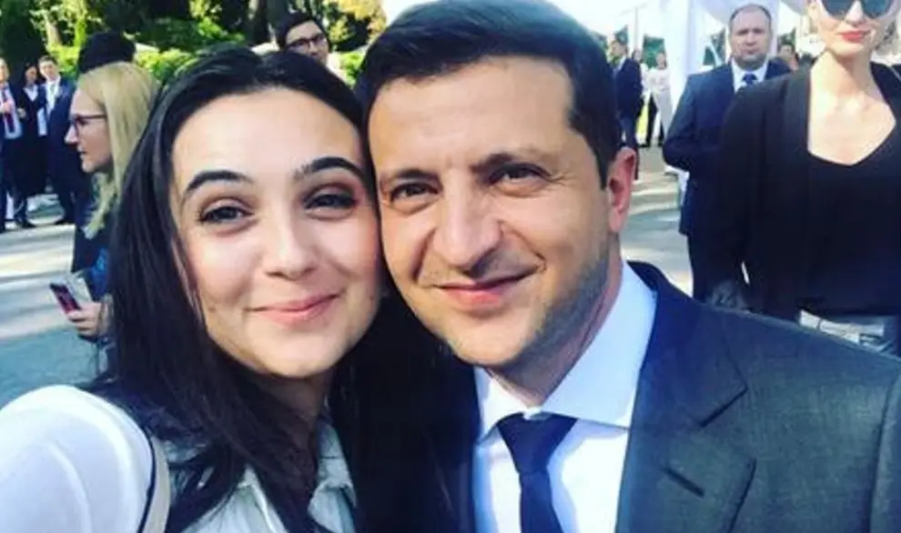 Yulia Mendel junto al presidente de Ucrania, Volodimir Zelenski