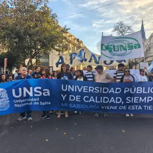 Multitudinaria marcha universitaria en Salta y en todo el país contra el ajuste a las universidades