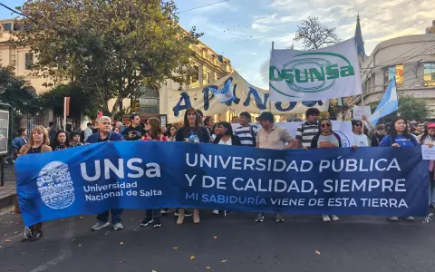 Marcha en defensa de la Universidad pública y gratuita en Salta