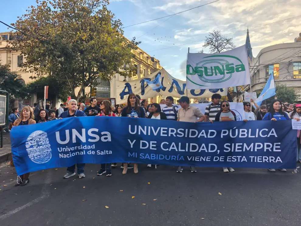 Marcha en defensa de la Universidad pública y gratuita en Salta