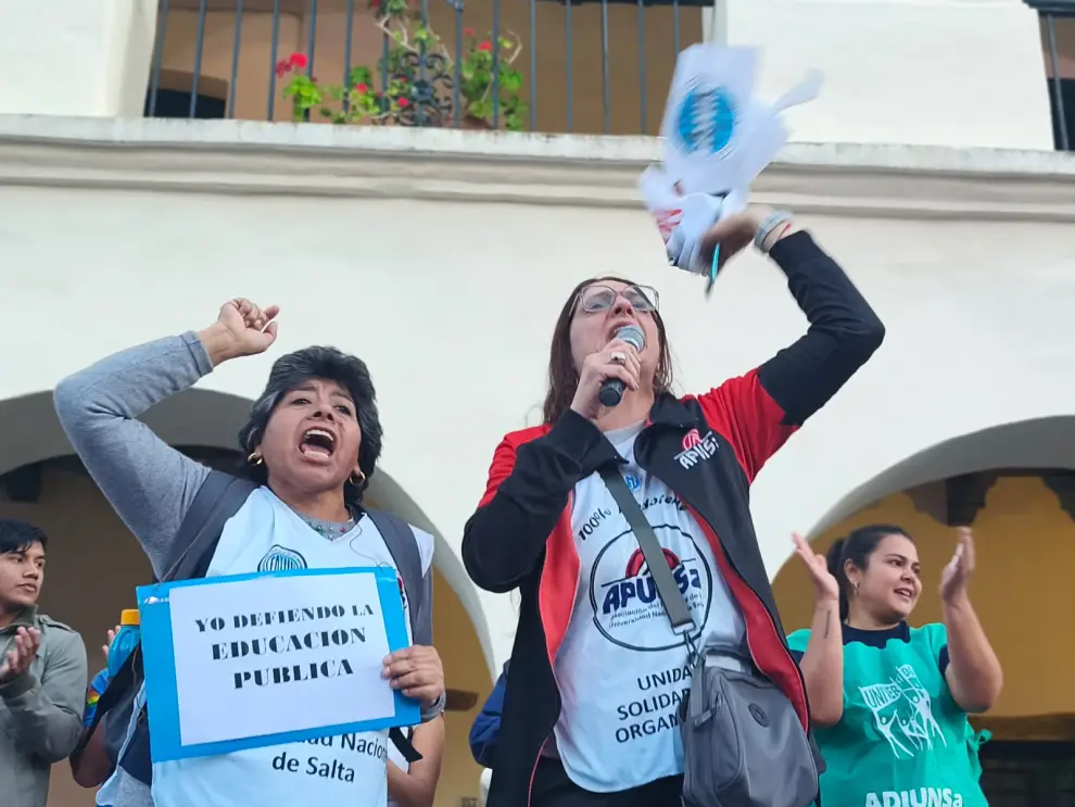 Marcha en defensa de la Universidad pública y gratuita en Salta.
