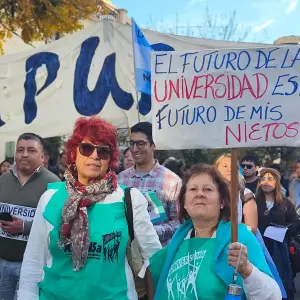 El Gobierno acusó el golpe de las masivas marchas por la universidad pública y prepara una contrapropuesta