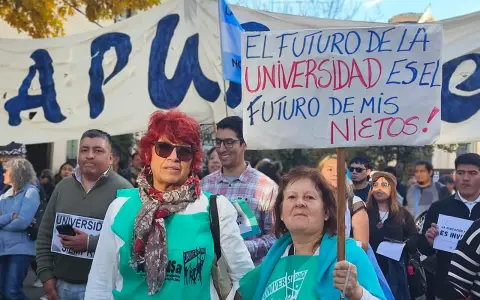 Marcha en defensa de la Universidad pública y gratuita en Salta