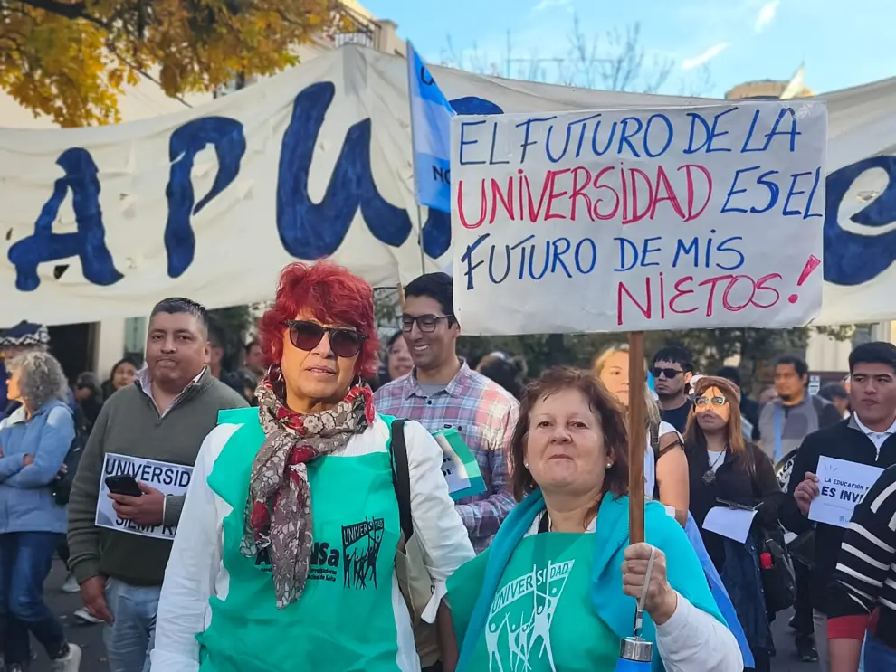 Marcha en defensa de la Universidad pública y gratuita en Salta.