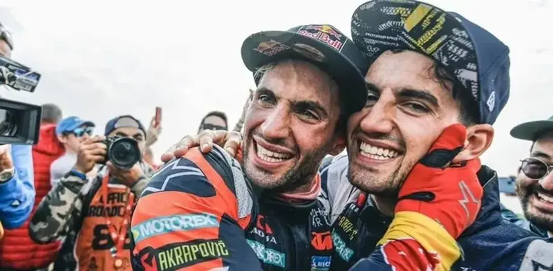 Histórico, ambos ganaron en sus categorias, en una de las etapas del ultimo Dakar.