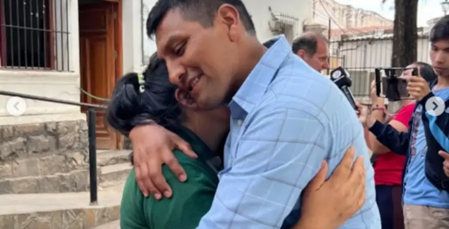 Vera junto a su esposa, tras ser liberado después de más de una década en Villa Las Rosas.