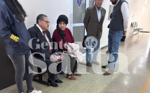 Santos Vera y su esposa, junto a sus defensores
