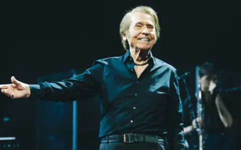 Raphael agrega una función en Buenos Aires