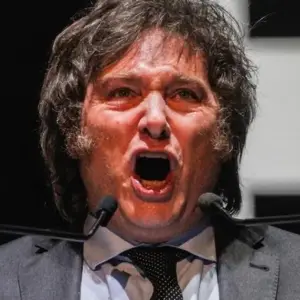 Javier Milei destrozó a Florencia Peña por la fake news sobre el padre de Lionel Messi