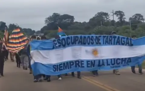 La peregrinación terminó en Mosconi tras la promesa, pero puede reflotarse este jueves.