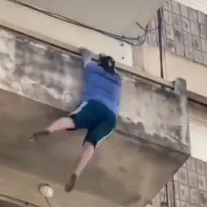 Video escalofriante: Un hombre cayó desde un balcón del cuarto piso