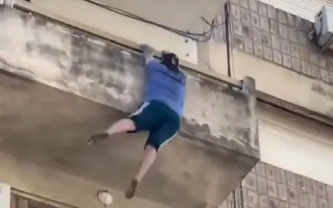 Un hombre cayó desde un balcón