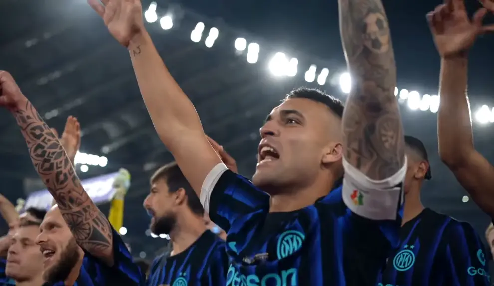 Martínez festejando junto a sus compañeros y la hinchada del Inter