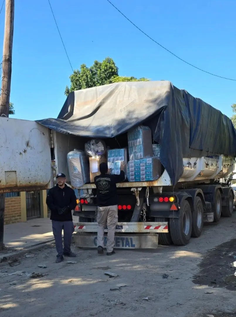 Un camión con parte de la mercadería secuestrada