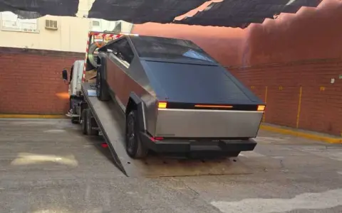 El Tesla de Quintar subiendo al remolque para ser trasladado a Jujuy.