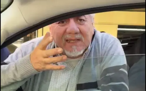 Altercado violento con un supuesto funcionario en pleno centro de la ciudad.