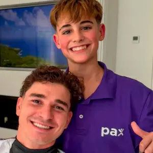 Tiene 14 años, es barbero y cumplió el sueño de cortarle el pelo a Julián Álvarez 