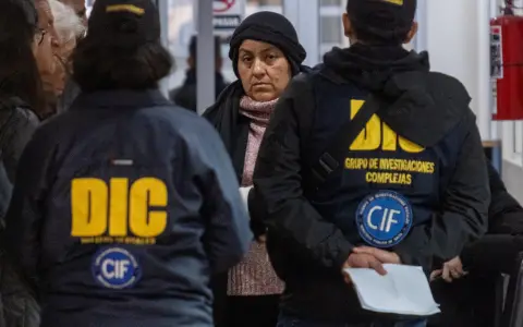 Beatriz Elizabeth Yapura, esposa de Santos Clemente Vera Rumbo a la extracción de ADN 