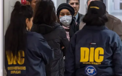 Beatriz Elizabeth Yapura, esposa de Santos Clemente Vera, rumbo a la extracción de ADN. 