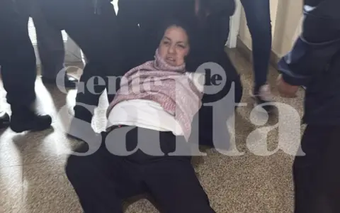 Momentos dramáticos, Beatriz es arrastrada en el interior del MPF