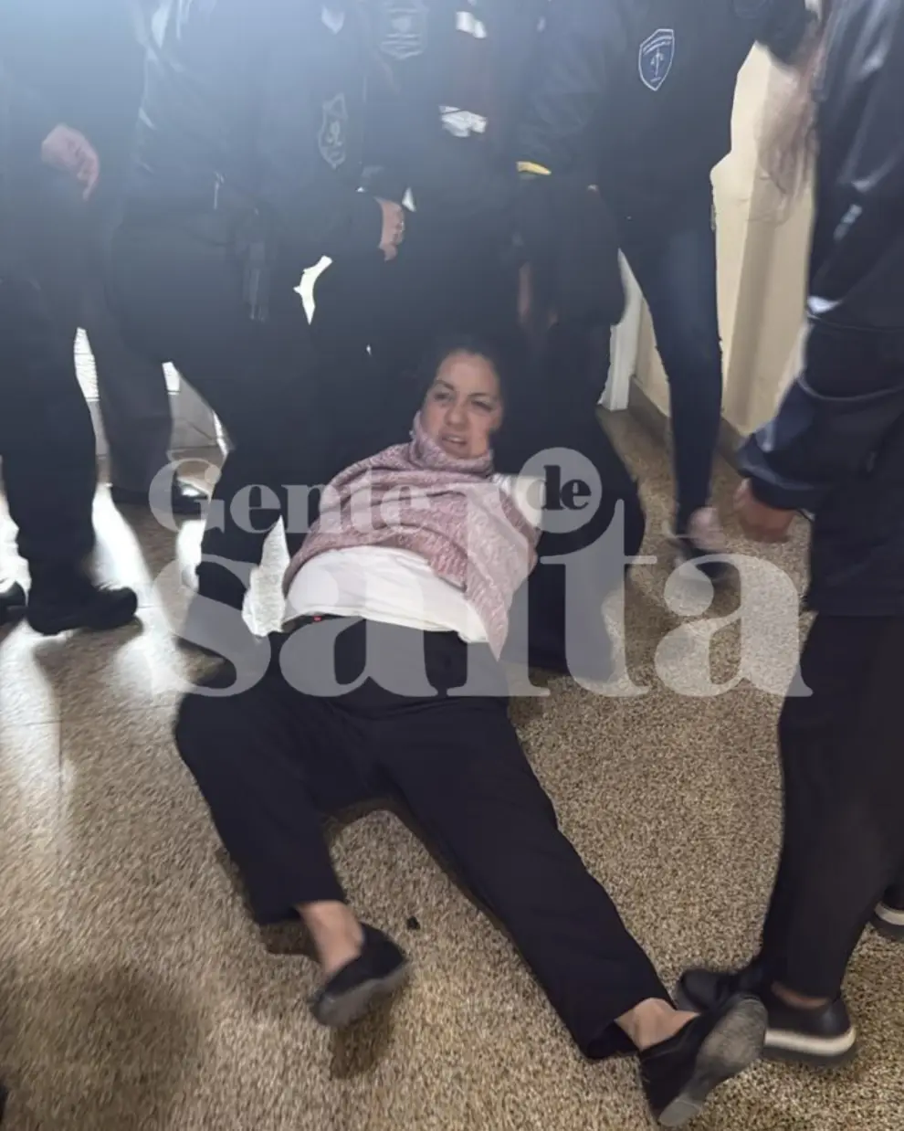 Momentos dramáticos, Beatriz es arrastrada en el interior del MPF