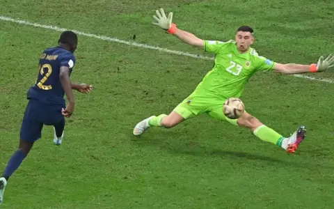 La tapada del Dibu a Kolo Muani en Qatar 2022