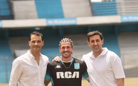 Rodrigo De Paul, junto a Sebastián Saja y Diego Milito.