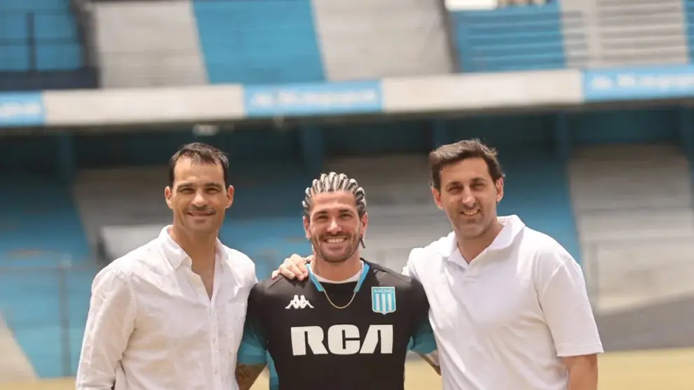 Rodrigo De Paul, junto a Sebastián Saja y Diego Milito.
