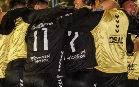 El festejo eufórico de los futbolistas de Central Norte tras el triunfaszo agónico en la casa de Racing de Córdoba.