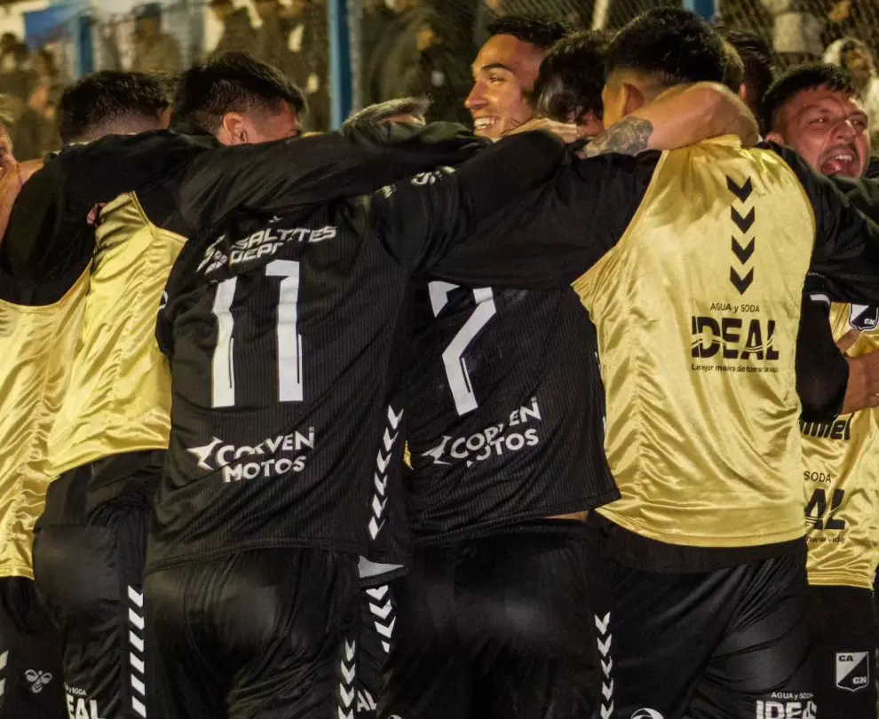 El festejo eufórico de los futbolistas de Central Norte tras el triunfaszo agónico en la casa de Racing de Córdoba.