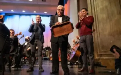 Maestro Felipe Izcaray, al frente de la Orquesta Sinfonica de Salta