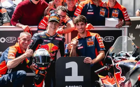 Los festejos de Valentín Perrone tras conquistar la pole position en Cataluña.