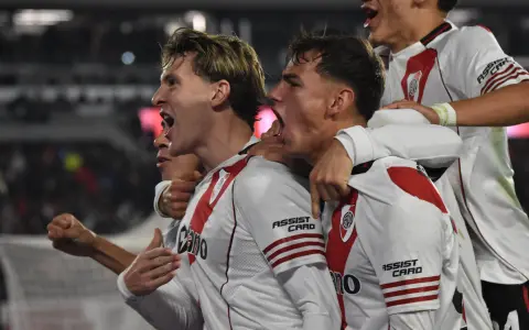Facundo Colidio, el autor del único gol de River que le dio el pase a una nueva final en el fútbol argentino, y su eufórico festejo con sus compañeros