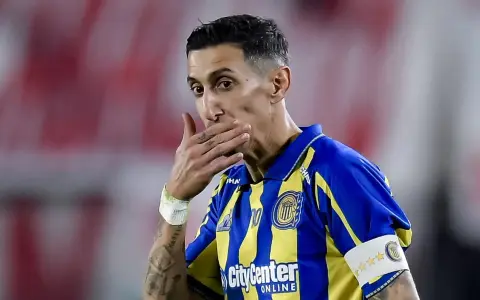 Ángel Di María recibió la reprobación de todo el Monumental y jugó un partido para el olvido.