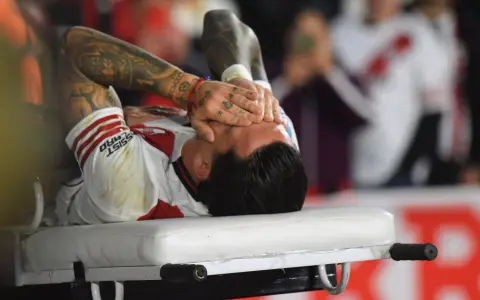 Sebastián Driussi se retira en camilla y llorando tras una nueva lesión.