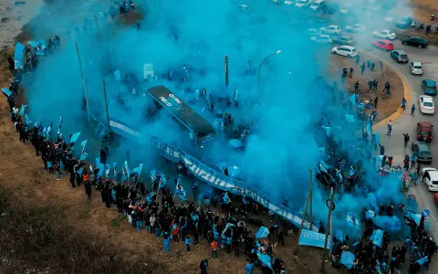 Impresionante banderazo de los hinchas de Belgrano en Córdoba, en la despedida del plantel celeste antes de partir a Buenos Aires.