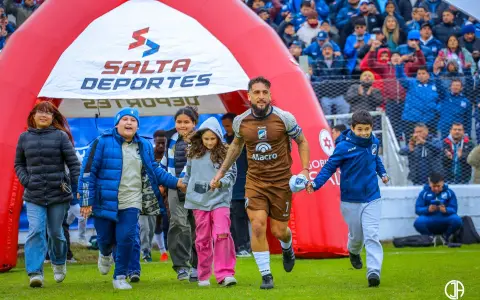La salida de Juventud al Honorato, con Matías Vicedo encabezando la salida.