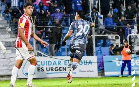 Nicolás Contín ya clavó su derechazo en el ángulo y sale disparado a festejar su gol agónico, con el que Gimnasia y Tiro se sacó la mufa.