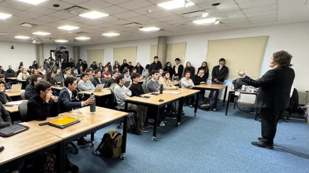 Javier Milei disertando en la universidad de San Andrés.